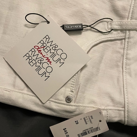 BNWT White Jean Shorts by RW&CO size 29 - Picture 4 of 4